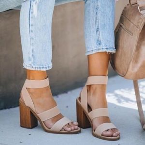 NEVER WORN On Holiday Soda Vici Collection nude heeled sandals.👡 Size 8.